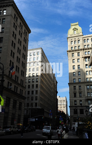 Blauer Himmel "Straßenschlucht" Porträt Bar Tempelbau Granit Wolkenkratzer über Joralemon Street, vom Borough Hall, Brooklyn, NY Stockfoto