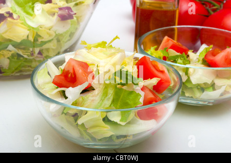 Nahaufnahme der Salat aus frischem grünem Gemüse in Glasschale Stockfoto