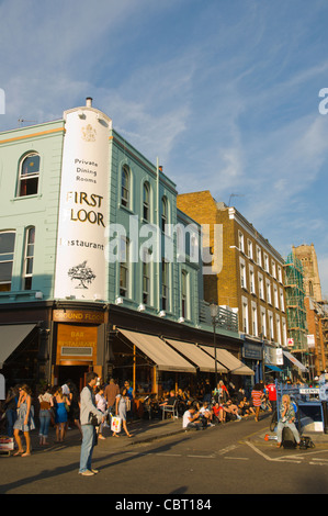 Portobello Road Straße während Samstagsmarkt Stadtteil Notting Hill London England UK Europe Stockfoto