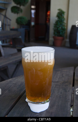 Pint Samuel Smith souveränen bitter Bier Earl von Lonsdale Pub Villeroy Bier Garten Stadtteil Notting Hill London UK Stockfoto