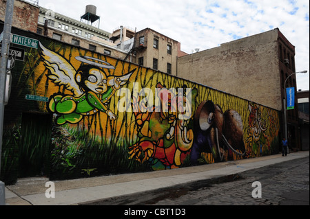 Mann auf Gehweg durch "303 kollektive" urban Graffiti Wandmalerei (Leben Nachricht Engel, Elefanten), Water Street, Brooklyn Dumbo Stockfoto