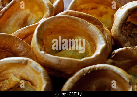 Nahaufnahme eines einzelnen Yorkshire-Pudding, traditionelle englische Roastbeef zu begleiten Stockfoto