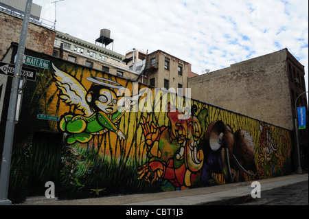 Weißen Himmel Blick 303 kollektive urban Graffiti Wandmalerei (Leben Nachricht Engel, Elefanten), Water Street, Brooklyn Dumbo, NY Stockfoto