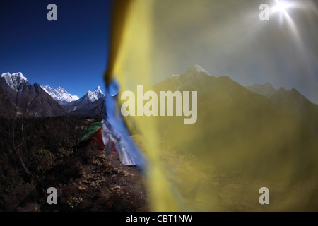 Panorama des Khumbu Valley, Everest, Ama Dablam und Gebetsfahnen von Namche Bazar gesehen Stockfoto