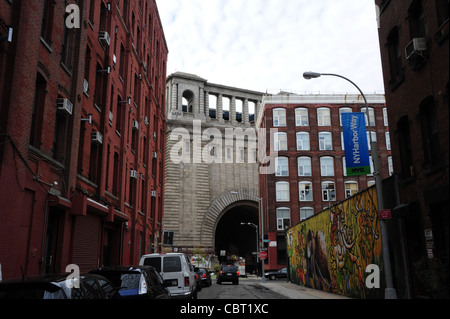 Urbanen Blick auf Manhattan Bridge Brooklyn Anchorage, roten Backsteinbauten, Autos, Graffiti-Kunst, Water Street, Brooklyn Dumbo, NY Stockfoto