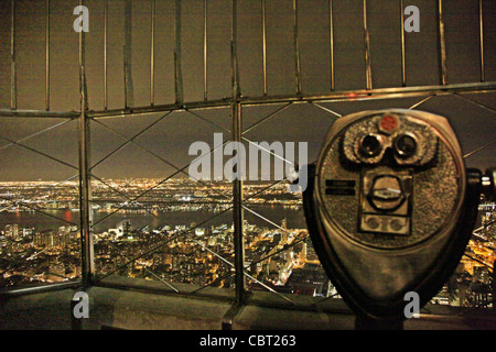 USA, Manhattan, Aussicht Vom Empire State Building Mit Fernglas Im Vordergrund Stockfoto