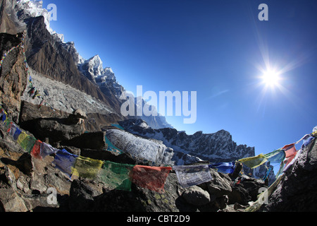 Blick vom Gipfel des Gokyo Ri der Gokyo Dorf, Gletscher und See im Himalaya Stockfoto