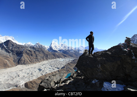 Man steht am Gipfel des Gokyo Ri. Blick auf den Gokyo Dorf, Gletscher und See im Himalaya Stockfoto