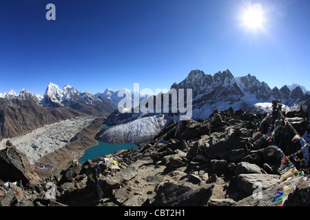 Blick vom Gokyo Ri der Gokyo Dorf, Gletscher und See im Himalaya Stockfoto