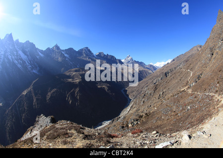 Ein tiefes Flusstal in der gokyo Region der nepalesischen Himalaya Stockfoto