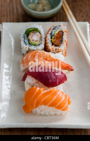 Teller mit japanischen Sushi-Stücke mit Stäbchen und Schüssel mit Wasabi und Soja Stockfoto