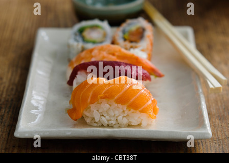 Teller mit japanischen Sushi-Stücke mit Stäbchen und Schüssel mit Wasabi und Soja Stockfoto