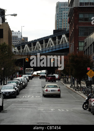 Grauen Himmel Herbst Porträt Jay Street Autos Bauten, in Richtung Queens Expressway und Manhattan Bridge Overpass, Dumbo Brooklyn, NY Stockfoto