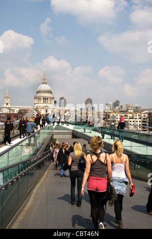 Millennium Bridge mit St. Pauls Kathedrale und der Skyline von London über. London, UK Stockfoto