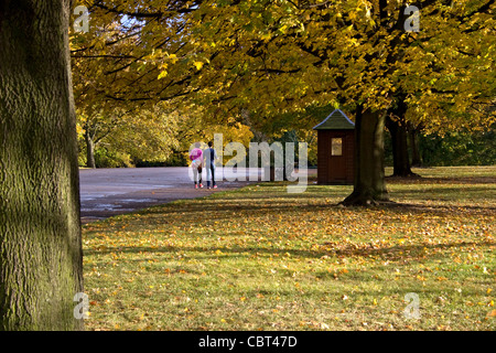 Paar zu Fuß entlang der breiten Fuß, Kensington Gardens, London, England, UK Stockfoto