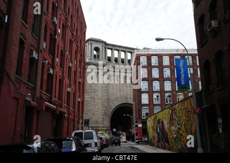 Zeigen Sie aus rotem Backstein-Gebäude, Autos, Wand-Graffiti-Kunst in Richtung Manhattan Bridge Brooklyn Anchorage, Water Street, Brooklyn Dumbo an Stockfoto