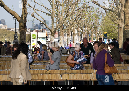 Gebrauchtes Buch Stände unter Waterloo Bridge, am Ufer der Themse, Southbank, London, England, UK Stockfoto