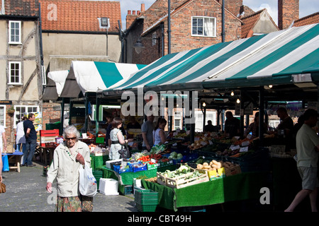 Newgate Markt (täglich), zwischen The Shambles + Parlament St., Innenstadt, York, North Yorkshire, England, UK Stockfoto