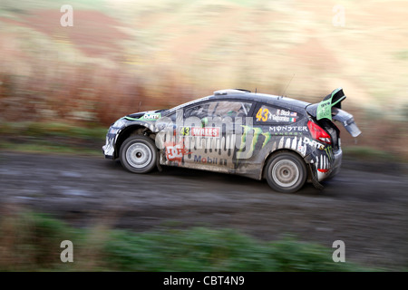 wie das Rallye-Auto vorbei eilt es trifft eine Beule und die Boot kommt offen. Stockfoto