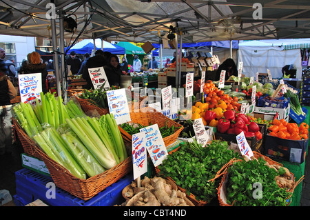 Obst und Gemüse Stall in Straßenmarkt, High Street, Staines-upon-Thames, Surrey, England, Vereinigtes Königreich Stockfoto