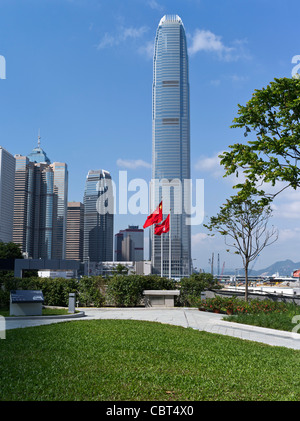 dh ADMIRALTY HONG KONG Tamar Park IFC 2 Tower Chinesische Flagge und Hong Kong Flaggen Legco Garden china Wolkenkratzer Stadtbild tagsüber zentral Stockfoto