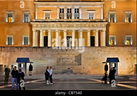 Nacht-Blick auf das Denkmal des unbekannten Soldaten vor dem griechischen Parlament, Syntagma-Platz, Athen, Griechenland. Stockfoto