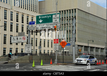 Ansicht-Radfahrer in Brooklyn Bridge Promenade Weg Cycleway Zugang zur Brooklyn Bridge, Tillary Street, Brooklyn, New York Stockfoto