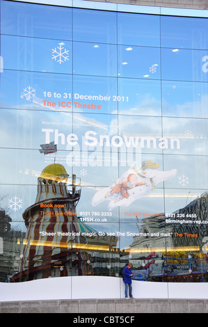 Kirmes spiegelt sich im Fenster des ICC und Symphony Hall, Centenary Square, Birmingham, West Midlands, England, Vereinigtes Königreich Stockfoto