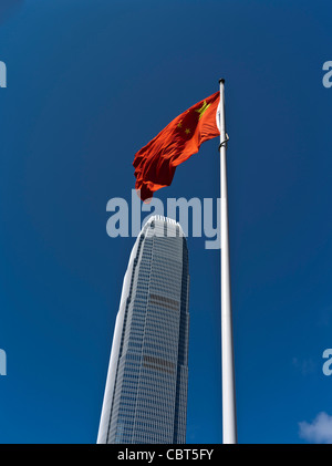 dh Internationaler Finanzdistrikt IFC 2 ZENTRUM HONGKONG ZENTRAL Wolkenkratzer Tower Gebäude chinesische Flagge fliegen china Stockfoto