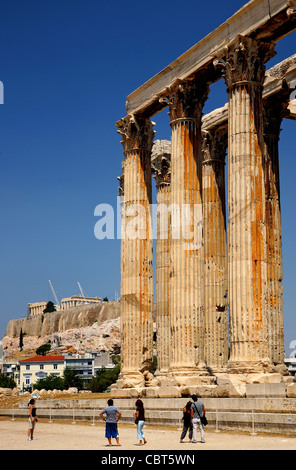 Teilansicht der Tempel des Olympischen Zeus. Athen, Griechenland. Im Hintergrund die Akropolis und das Parthenon Stockfoto