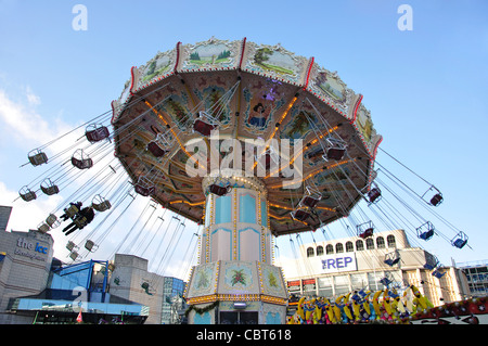 Stuhl Swing Messegelände fahren am Frankfurter Weihnachtsmarkt, Centenary Square, Birmingham, West Midlands, England, Vereinigtes Königreich Stockfoto