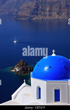 Eine blaue Kirchenkuppel in Oia, direkt über der Caldera des Vulkans. Santorin, Kykladen, Griechenland Stockfoto