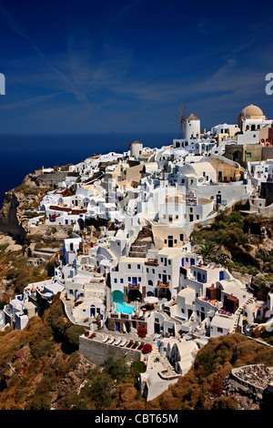 Der westliche Teil des Dorf Oia, mit seinen berühmten Windmühlen, hängen über die Klippe. Santorin, Kykladen, Griechenland Stockfoto