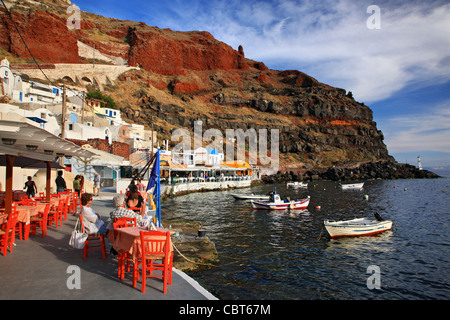 Teilansicht von Ammoudi, einer der 2 kleinen Häfen des berühmten Oia Dorf, Santorin, Kykladen, Griechenland Stockfoto