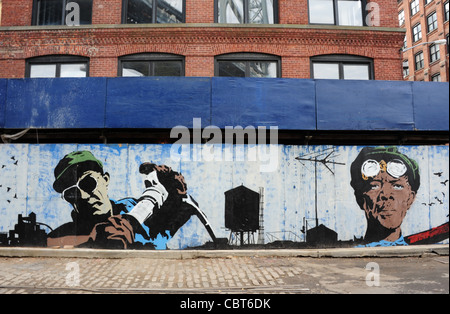 Künstlerin Chris Stain Wandmalerei zeigt zwei Arbeiter von Dumbo's industrielle Vergangenheit, Plymouth Street, Brooklyn, New York Stockfoto