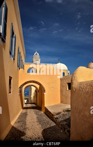 Eine schöne Gasse, die führt zu der katholischen Kirche im Dorf Fira, Santorin, Kykladen, Griechenland Stockfoto