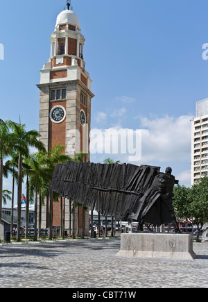 dh der fliegende Franzose TSIM SHA TSUI HONG KONG Skulptur von Cesar und Old Clock Tower kowloon Kunst im Freien neuen modernen Uhrturm Stockfoto