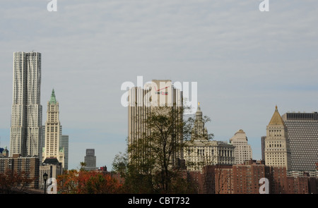 Herbstliche Ansicht unteren Manhattan Civic Center Nachbarschaft Wolkenkratzer aus Brooklyn Empire Fulton Ferry State Park, New York Stockfoto