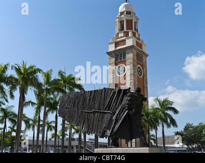 Dh clocktower Tsim sha Tsui Kowloon HONG KONG Der fliegende Franzose Skulptur von Cesar und Old Clock Tower Gebäude modern Stockfoto