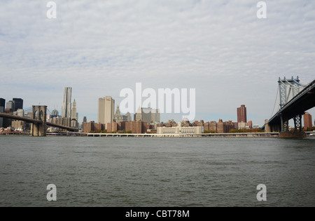 Blick in den grauen Himmel East River zwischen Brooklyn und Manhattan Bridge, von Empire-Fulton Ferry Park, Brooklyn, New York Stockfoto