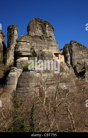 Meteora, Klosters Agios Nikolaos Anapavsas aussehende, so klein vor den riesigen Felsen. Es befindet sich in Thessalien, Griechenland Stockfoto