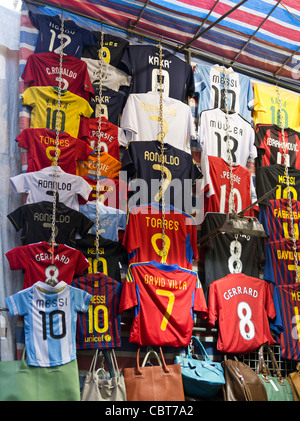 dh MONG KOK HONG KONG Fußballtrikots gefälschte Replik Mongkok Markt Stall Shirts Repliken Verkauf Kleidung china gefälschte Waren asien Stockfoto