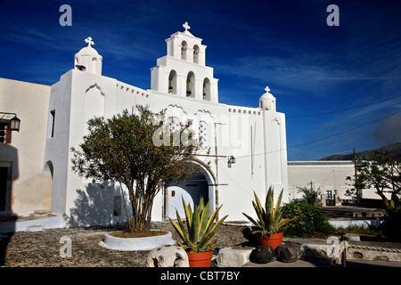 Beeindruckende Kirche in die Kastelli, das alte befestigte venezianischen Teil der Ortschaft Pyrgos, Santorin, Kykladen, Griechenland Stockfoto