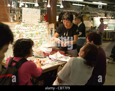 Dh Jade Markt Yau MA Tei HONG KONG chinesische Frau kaufen Jade Market Stall Frauen kowloon Leute sprechen Stockfoto