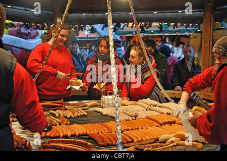 Bratwurst-Wurst-Stand auf der Frankfurter Weihnachtsmarkt, Victoria Square, Birmingham, West Midlands, England, Vereinigtes Königreich Stockfoto