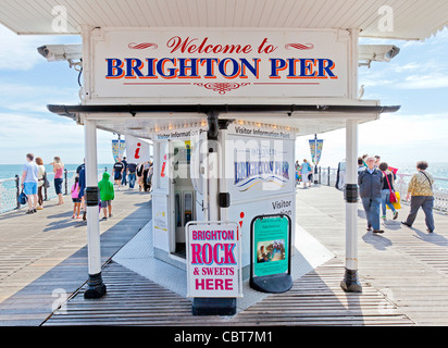 Menschen auf Urlaub und Ferien sitzen, entspannen, Wandern und Vergnügen sich auf der Pier von Brighton Promenade. Stockfoto