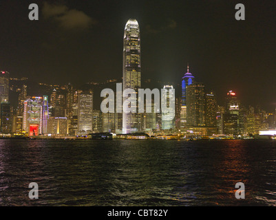 Dh HAFEN HONG KONG Central Skyline bei Nacht Lichter IFC2 Tower und Gebäude Stadt Stadtbild Stockfoto