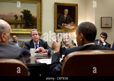 Präsident Barack Obama trifft sich mit Wirtschaftsberater im Roosevelt Room des weißen Hauses 7. November 2011 in Washington, DC. Von links nach rechts: Stabschef Bill Daley; Mark Zuckerman, Vizedirektor der europäischen Innenpolitik; Gene Sperling, nationalen wirtschaftlichen Rat Direktor; Lael Brainard, Stockfoto