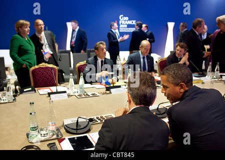 Präsident Barack Obama verleiht mit Finanzminister Timothy Geithner bei einem Treffen mit Staats-und Regierungschefs der Eurozone auf dem G20-Gipfel 3. November 2011 in Cannes, Frankreich. Stockfoto