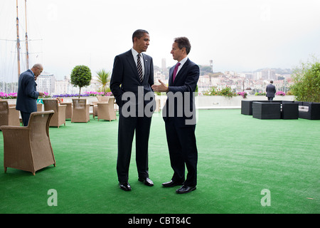 Präsident Barack Obama spricht mit Finanzminister Timothy Geithner während des G20-Gipfels 4. November 2011 in Cannes, Frankreich. Stockfoto